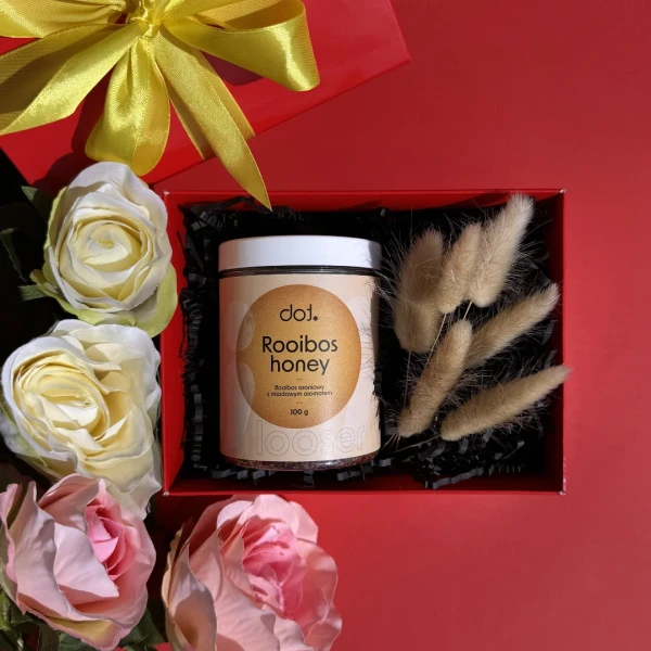 Zestaw z herbatą Rooibos honey z suszonymi kwiatami w czerwonym pudełeczku