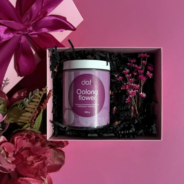 Zestaw z herbatą Oolong flower z suszonymi kwiatami w różowym pudełeczku